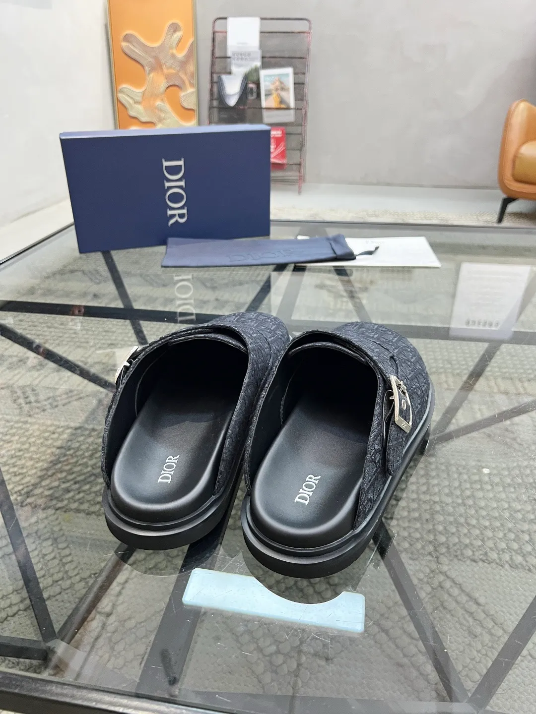 Men's Men's Shoes 💰340 [New Style] 🐝🐝2025ss Dior's latest men's slippers are a must-have. Dior Alias ​​Men's Genuine Leather Slippers This summer new Alias ​​sandal embodies a casual and elegant style. Carefully crafted from grained cow leather and Oblique printed fabric, with cowhide lining! Cross-strap design with metal-clad brass CD Diamond logo. The imported cowhide leather and rubber sole adds sophistication and comfort, while Oblique print-effect anti-slip panels add style. Code: 38-44 (45 can be customized